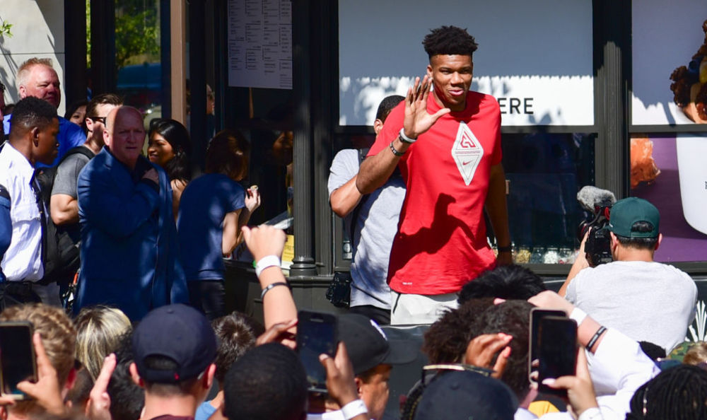 低平球扫向 低平球扫向